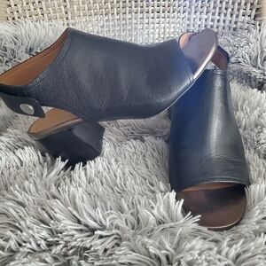 Vionic Black Leather Open-Toe Mules
